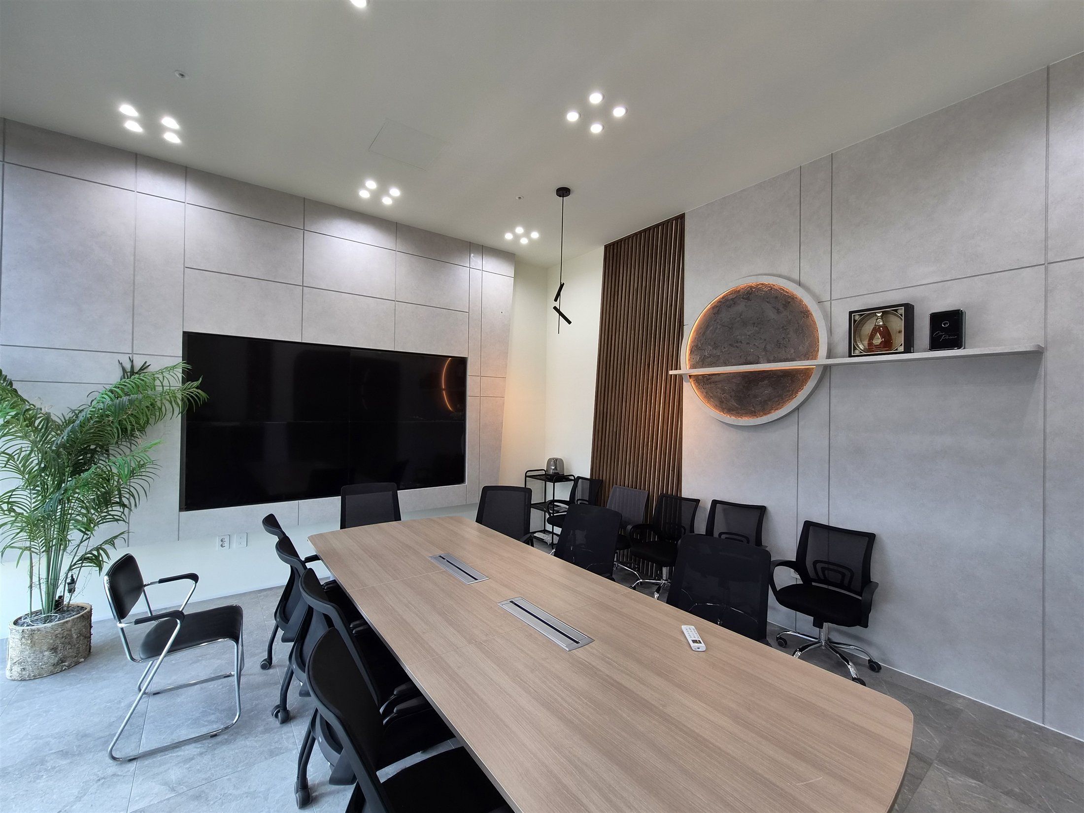 3D 검토 내용을 반영한 실제 회의실 벽과 조명