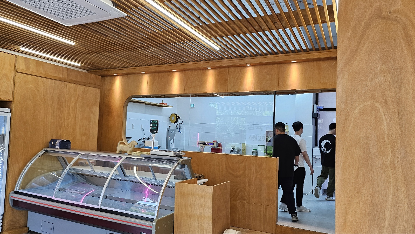 오쿠메 라왕 합판과 목재 루버로 마감한 주성동 미트유 정육점